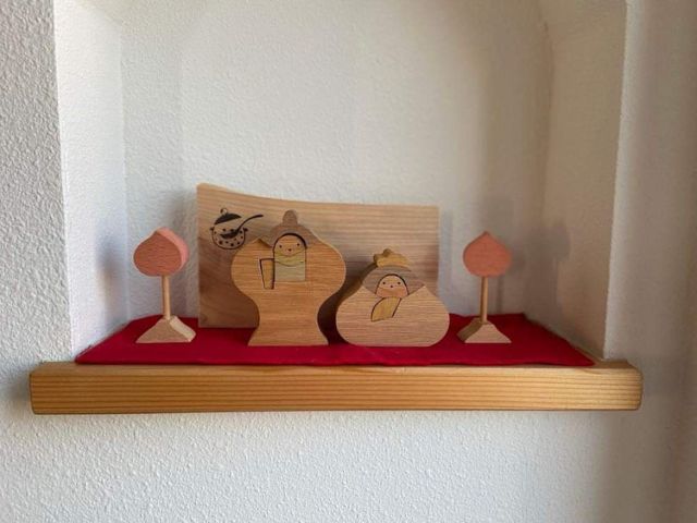 組み木の雛人形。
屏風にちょっとありのまな板。

飾り台に使っていただいている方、
いらっしゃいますが、
屏風は木目が見えて可愛いですね。

開運ハウスのプロデュースさせていただいた
 高野様からお写真送っていただきました。

ありがとうございます♡

今日も幸せな1日を。

#住まいるカラナル　　
料理家　　@tomoko_ogawara 
建築屋
@kikuken1955 菊田康人

【住まいるカラナル募集中イベント】
🈵2月4日玄米味噌仕込み（つくば）
🈵3月9日玄米味噌仕込み（つくば）
🆕3月16日塩マニア（つくば）

【開催決定イベント】
4月2日塩マニア（大洗 @ume_sonare ）
4月6日甘くて美味しい白味噌仕込み（つくば）
４月中旬塩マニア（東京大田区）

◇セミナーお申込み、
ありのまな板ご予約は
  @tomoko_ogawara 
リンクから

#ありのまな板　#テーブルウェア #雛人形　#組み木の雛人形 #開運ハウス #体温を上げる料理研究家 #イエローハーモニー #小川原智子 #菊田建築  #茨城県　#つくば市