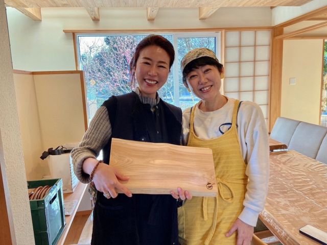 酵素を含んだ"生きたまな板"ありのまな板」。

木のまな板はまな板でも、
低温乾燥で
酵素を含んだ「ありのまな板」。

香りが高く、抗菌作用が強いのが特徴です。

木のまな板はまな板でも、
"生きたまな板"

発酵食を作る方に
大変喜ばれています。 

ありのまな板は、
料理家 @tomoko_ogawara 
プロデュース、
呼吸する木の家、
菊田建築 @kikuken1955 のハンドメイド。
・
この度、
表参道自律神経専門サロン
 @recure.omotesando オーナー
  @rurururu0624 さんのもとへ。
・
先日ご参加くださった
「玄米味噌仕込みの会」で
お気に入りの一枚、
お選びくださりました。
・
「2枚目のありのまな板を
お迎えしました。
1枚目はボードとして、
飾らせていただいていて、
新しいありのまな板は
お料理に使いたくて」と
千晴さん。
・
ありのまな板を気に入っていただいて、
嬉しいです😆
ありがとうございました。

#住まいるカラナル　　
料理家　　@tomoko_ogawara 
建築屋
@kikuken1955 菊田康人

【住まいるカラナルイベント】
🈵4月2日塩マニア（大洗 @ume_sonare ）
🈵4月6日甘くて美味しい白味噌仕込み（つくば）

【開催決定イベント】
4月20日（土）精進しゃぶしゃぶ〜だしの発酵マリアージュ（つくば）
４月23日（火）塩マニア（東京大田区）
5月8日（水）有機農園で発酵料理教室（つくば @ishida.farm ）
6月８日（土）畑で発酵ブランチ（つくば @bellfarm_tsukuba_official ）

◇セミナーお申込み、
ありのまな板ご予約は
  @tomoko_ogawara 
リンクから
・
#酵素　を含んだ　#木のまな板　#小川原智子プロデュース #ありのまな板　#料理が楽しくなる　#八郷 #ヒノキ　#端材活用 #木のある暮らし #住まいるカラナル　#体温を上げる料理研究家 #イエローハーモニー #小川原智子 #菊田建築