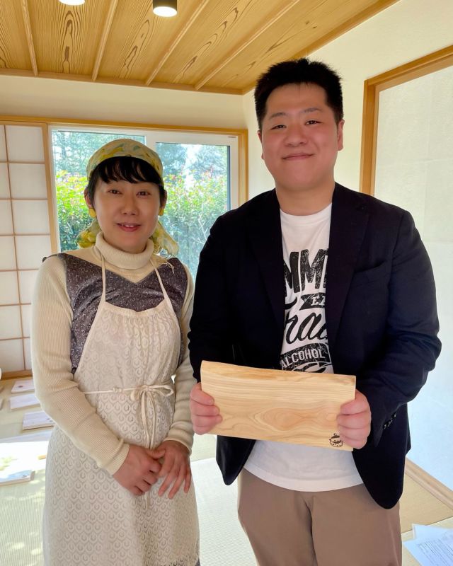 世界で一つのデザインの
ありのまな板。

料理家 @tomoko_ogawara 
プロデュース、
呼吸する木の家、
菊田建築 @kikuken1955 のハンドメイド。
・
この度、
塩マニアにご参加の
 @akipyro_wumfat21 さんのもとへ。
お気に入りの一枚、
お選びくださりました。
・
ありのまな板を気に入っていただいて、
嬉しいです😆
ありがとうございました。
・
木のまな板はまな板でも、
低温乾燥で
酵素を含んだ「ありのまな板」。
香りが高く、抗菌作用が強いのが特徴です。

#住まいるカラナル　　
料理家　　@tomoko_ogawara 
建築屋
@kikuken1955 菊田康人

【住まいるカラナルイベント】
🈵4月2日塩マニア（大洗 @ume_sonare ）
🈵4月6日甘くて美味しい白味噌仕込み（つくば）
残4️⃣4月20日（土）精進しゃぶしゃぶ〜だしの発酵マリアージュ（つくば）

【開催決定イベント】
5月8日（水）有機農園で発酵料理教室（つくば @ishida.farm ）
6月８日（土）畑で発酵ブランチ（つくば @bellfarm_tsukuba_official ）

◇セミナーお申込み、
ありのまな板ご予約は
  @tomoko_ogawara 
リンクから
・
#酵素　を含んだ　#木のまな板　#小川原智子プロデュース #ありのまな板　#料理が楽しくなる　#八郷 #ヒノキ　#端材活用 #木のある暮らし #住まいるカラナル　#体温を上げる料理研究家 #イエローハーモニー #小川原智子 #菊田建築